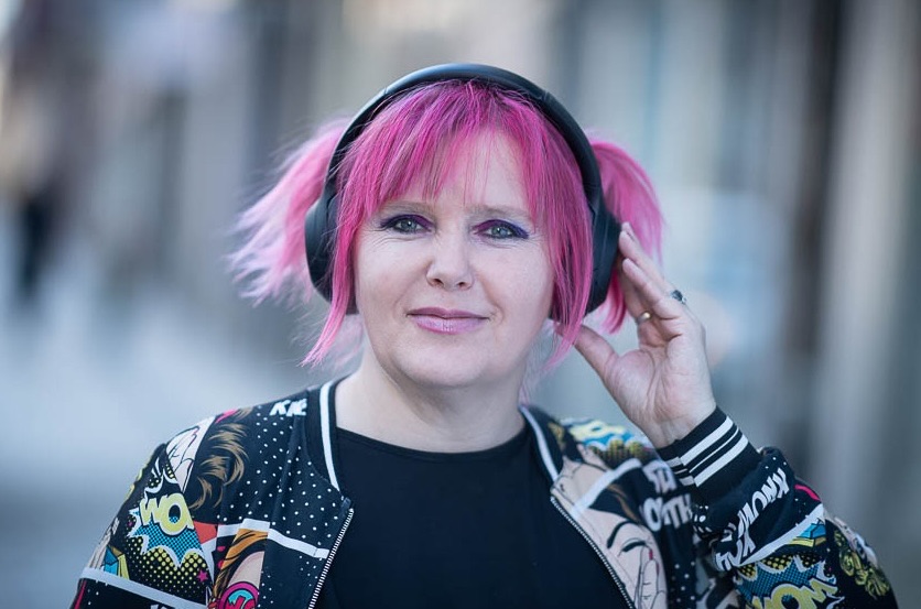 Alice se sluchátky